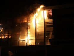 Api Mengamuk di Tambora Tengah Malam, 17 Damkar Sigap