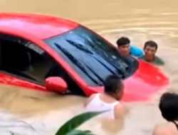 VIRAL! Nekat Terjang Banjir, mobil rombongan Seniman Terseret Hingga Sawah
