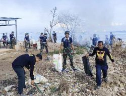 Gotong Royong TNI AL dan Warga, Pantai Tanjung Uma Kembali Bersih