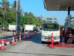 Antrean Panjang Solar di SPBU Daan Mogot, Kalideres Picu Kemacetan