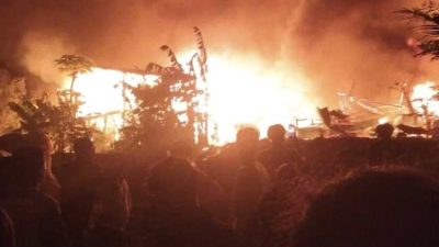 Kebakaran melalap 3 kandang ayam di tengah lahan pertanian, Desa Kedawung, Sragen