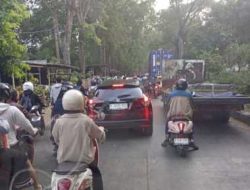 Kemacetan Panjang Akibat Perbaikan Jalan di Kamal Raya, Cengkareng