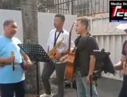 Suara Emas Pak Muji, Penyanyi Tunarungu Legendaris Buat Pengunjung Bunderan HI Terkagum