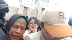Rieke Diah Pitaloka Temui Pendemo di depan DPR RI,  Polisi Amankan 1 Orang Penyusup Diduga Bawa Senjata Tajam