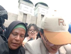 Rieke Diah Pitaloka Temui Pendemo di depan DPR RI,  Polisi Amankan 1 Orang Penyusup Diduga Bawa Senjata Tajam