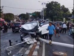 Kecelakaan Beruntun di Puri Kembangan Renggut Nyawa 1 Keluarga, 3 Mobil dan 1 Motor Terlibat